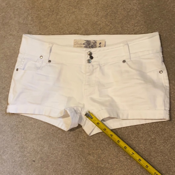 White Jean Shorts le Chateau - Picture 7 of 7